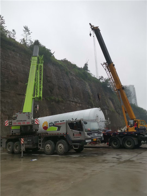 镇雄县“不怕风雨冻”—— 吊车的 “恶劣环境适应” 技术
