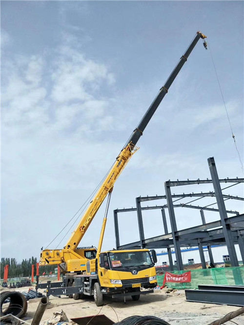 镇雄县超高层建筑钢结构吊装案例